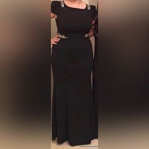 Size 14 black floor length formal gown
Jackie Jon New York.